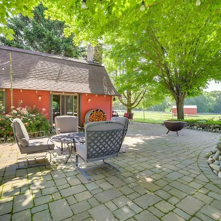 Peaceful Farmhouse With Fire Pit Near Town And Lake!